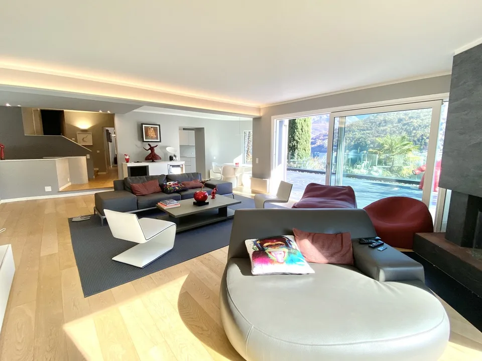 Villa elegante con spa e piscina privati con vista sul lago