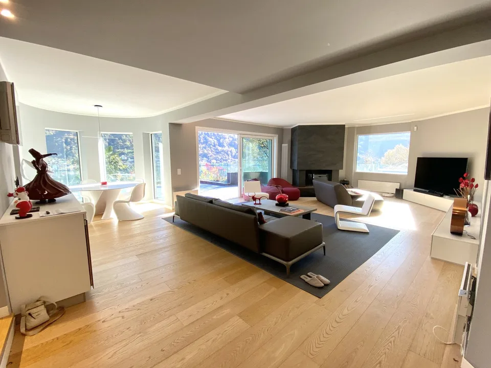 Villa elegante con spa e piscina privati con vista sul lago
