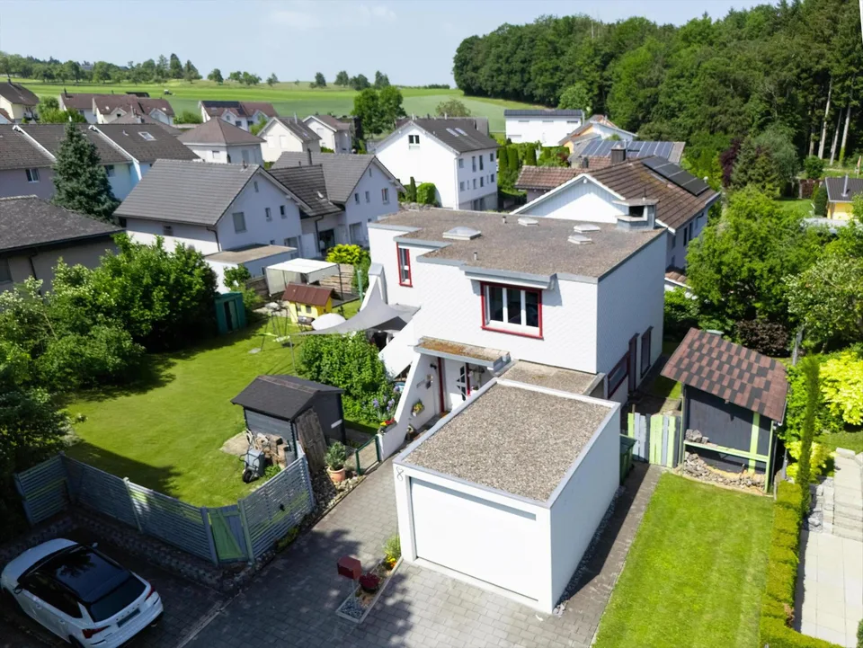 Maison unifamiliale architecturalement unique de 5,5 pièces avec garage