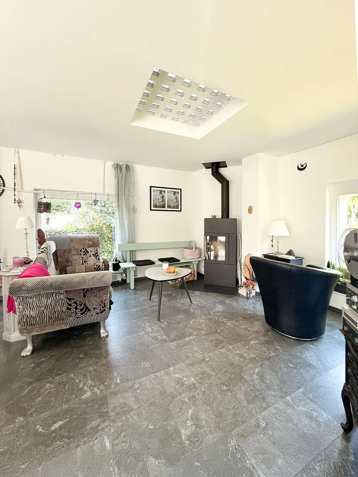 Maison unifamiliale architecturalement unique de 5,5 pièces avec garage