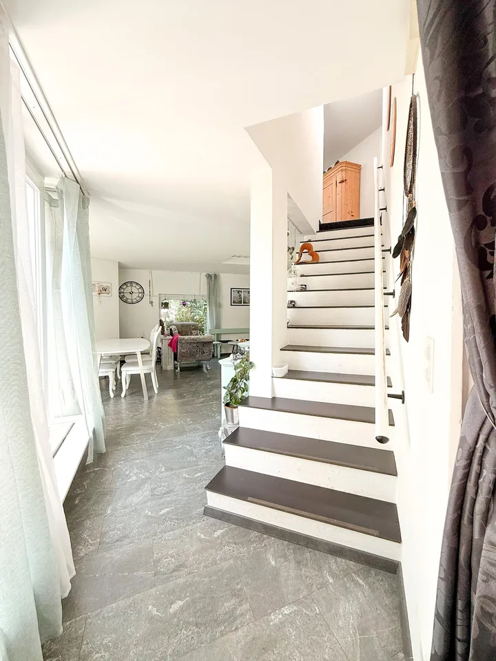 Maison unifamiliale architecturalement unique de 5,5 pièces avec garage
