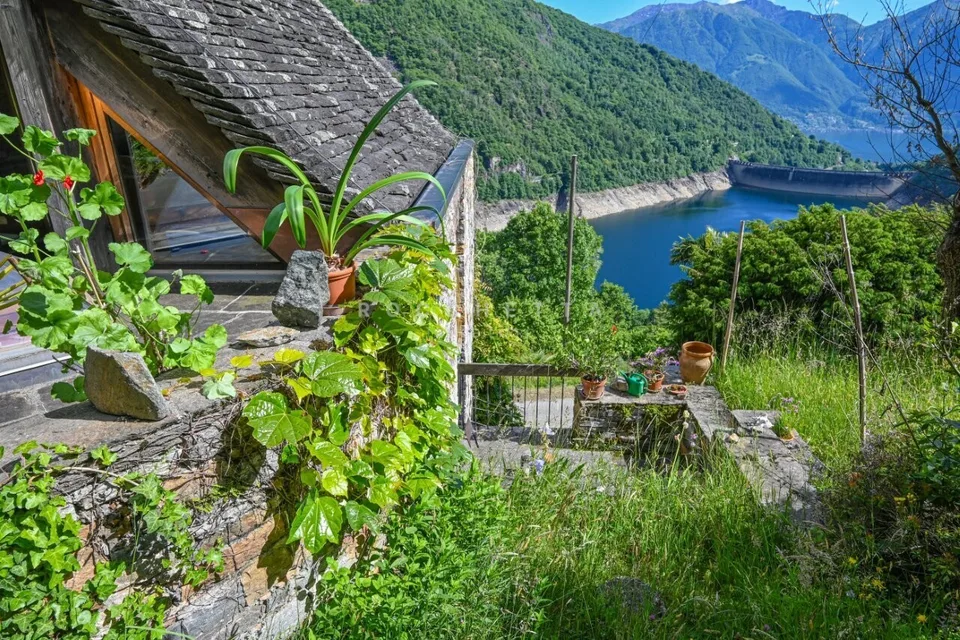 Capolavoro architettonico con fascino ticinese e vista lago – photo 13 of 13