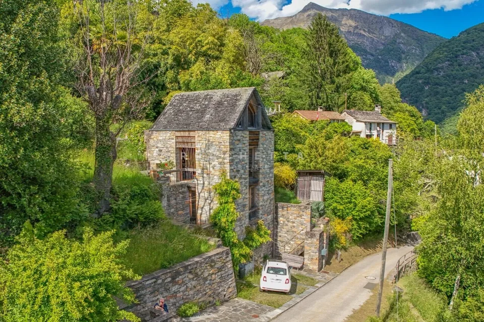 Capolavoro architettonico con fascino ticinese e vista lago – photo 10 of 13
