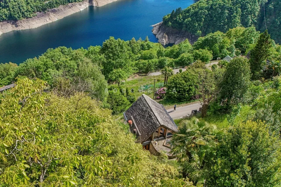 Capolavoro architettonico con fascino ticinese e vista lago