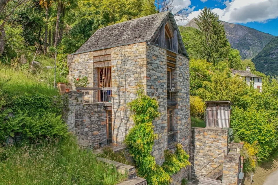 Capolavoro architettonico con fascino ticinese e vista lago – photo 8 of 13