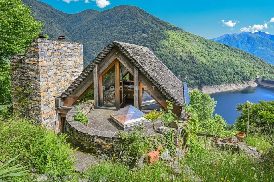 Capolavoro architettonico con fascino ticinese e vista lago