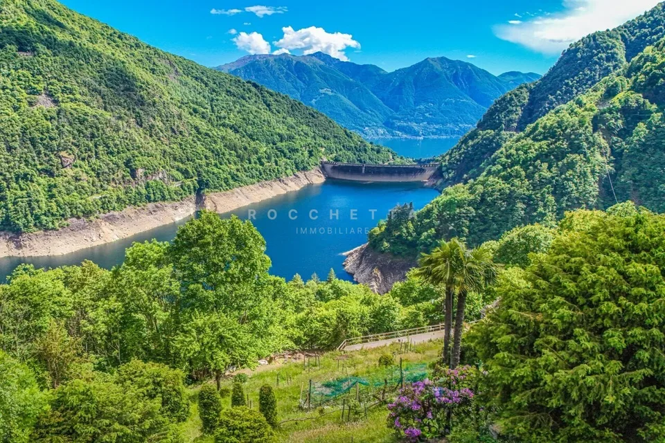 Capolavoro architettonico con fascino ticinese e vista lago