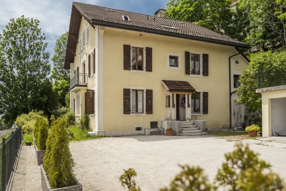 19th-century building with 3 apartments