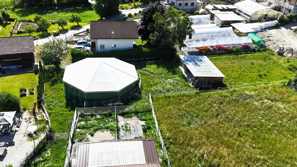Écurie, grange et boxes à chevaux – Terrain à bâtir W3 avec potentiel