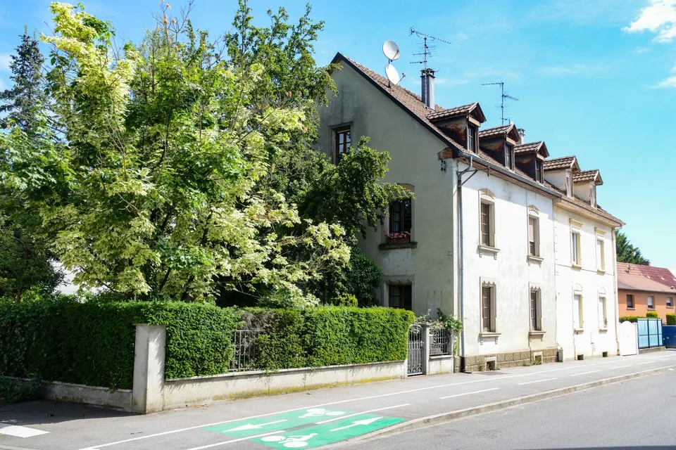 OFFRE EXCLUSIVE – MAISON DE CARACTÈRE AVEC GRAND POTENTIEL – PRÈS DU CENTRE-VILLE ET DE LA GARE
