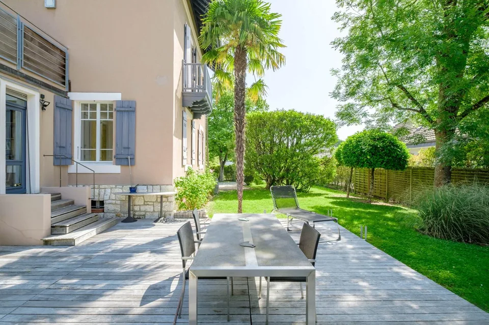 LARGE DETACHED HOUSE
