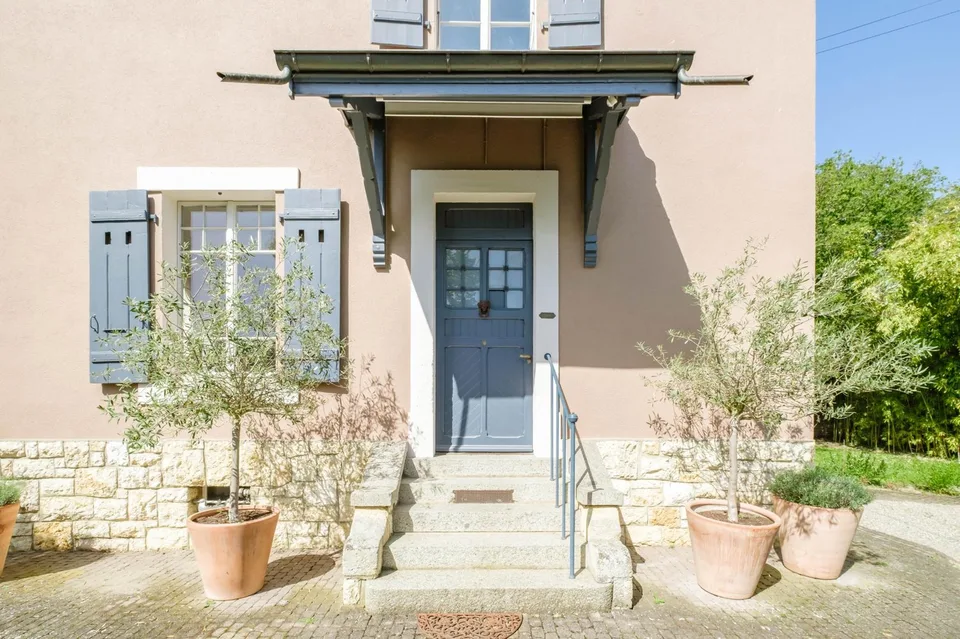 LARGE DETACHED HOUSE