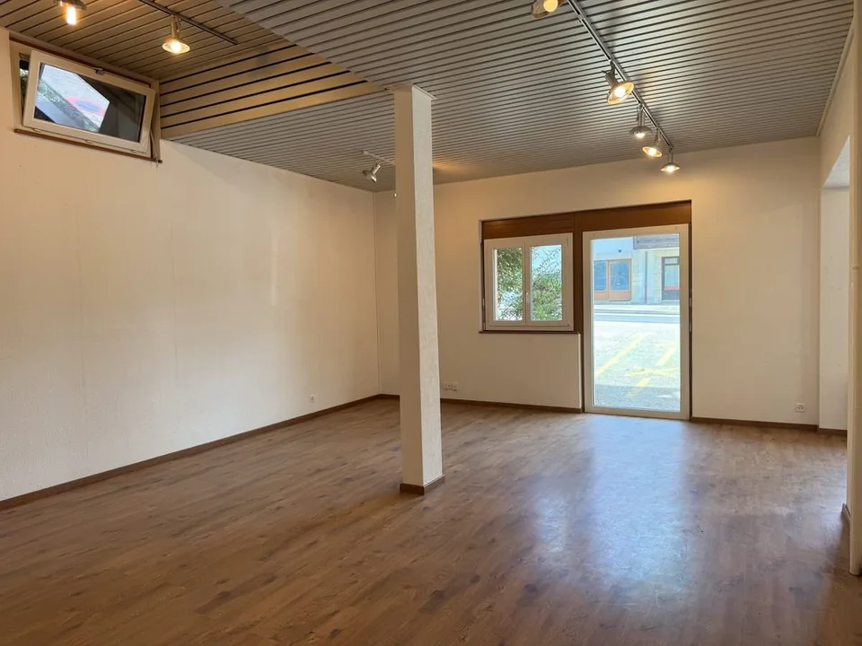 Locale commerciale polivalente di 122m2 con seminterrato e parcheggi