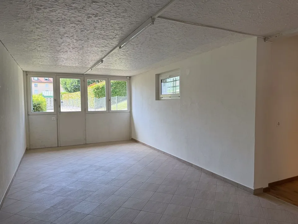 Local commercial polyvalent de 122m2 avec sous-sol et parkings – photo 8 sur 13