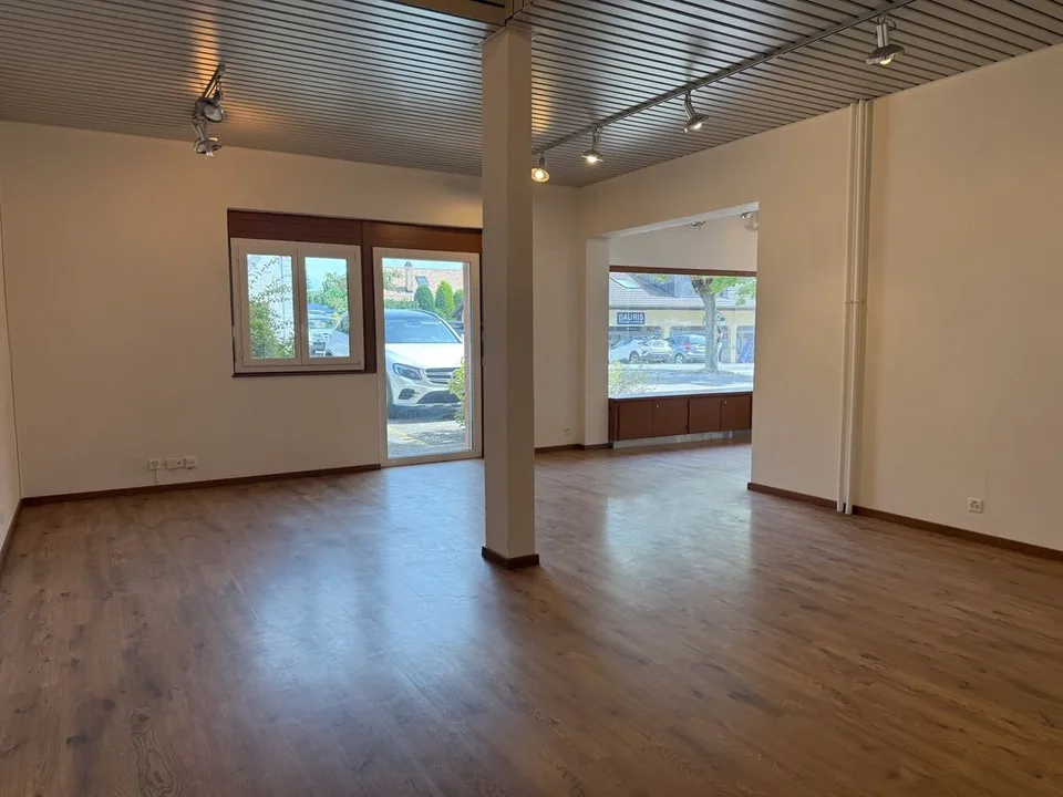 Locale commerciale polivalente di 122m2 con seminterrato e parcheggi