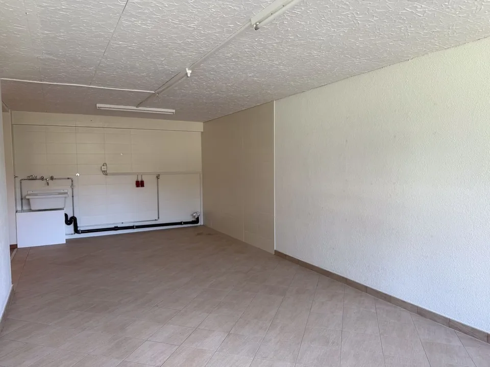 Local commercial polyvalent de 122m2 avec sous-sol et parkings – photo 10 sur 13