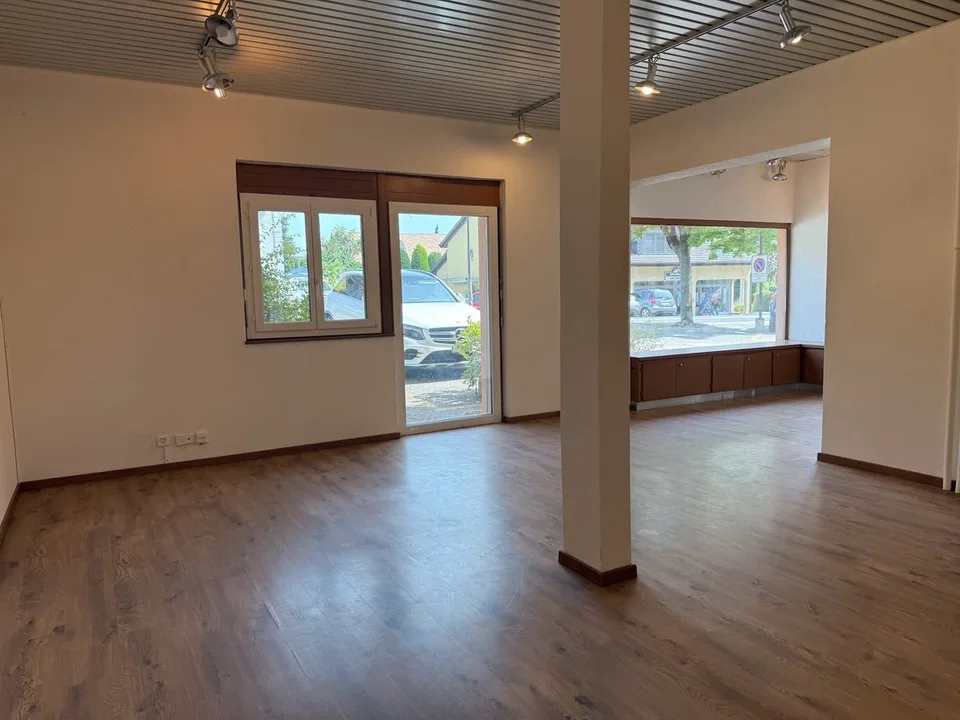 Locale commerciale polivalente di 122m2 con seminterrato e parcheggi