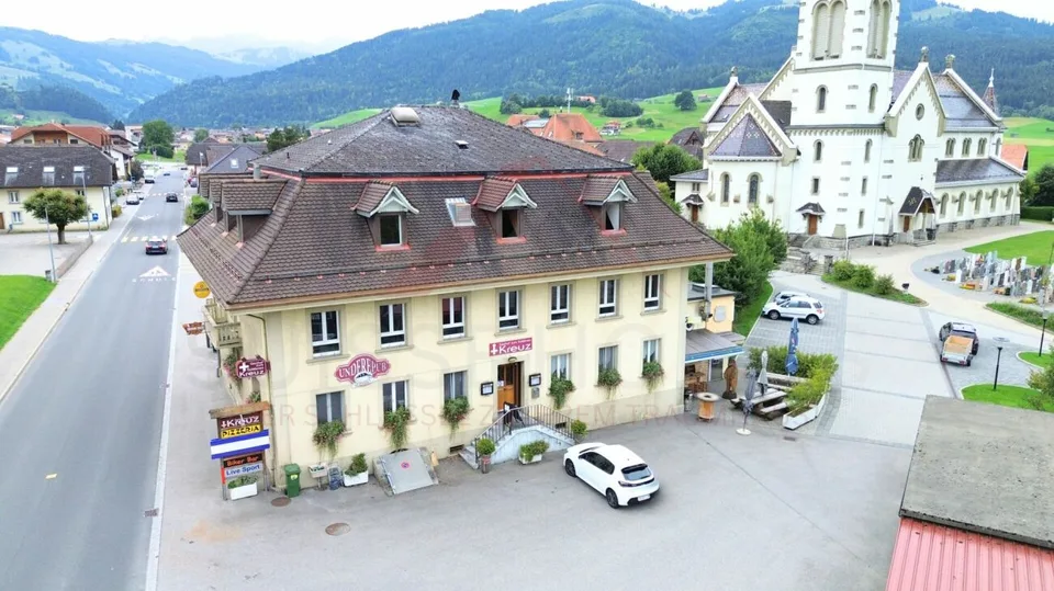 Attraktives Wohn- und Geschäftshaus mit Restaurant und Entwicklungsmöglichkeiten in Plaffeien