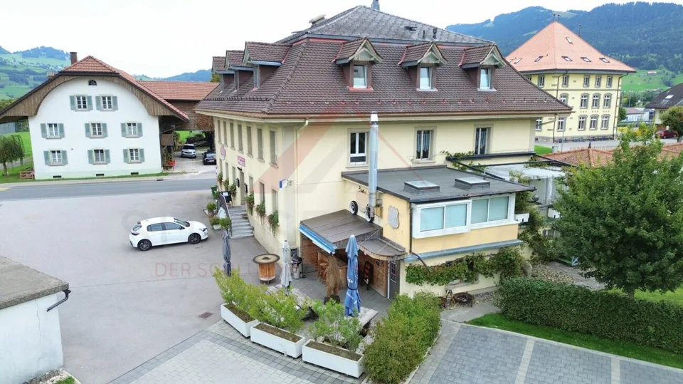 Edificio residenziale e commerciale attraente con ristorante e possibilità di sviluppo a Plaffeien – foto 26 di 27
