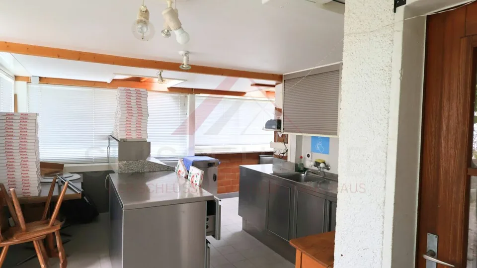 Edificio residenziale e commerciale attraente con ristorante e possibilità di sviluppo a Plaffeien
