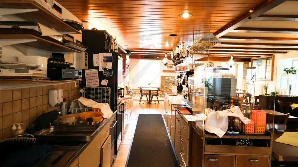 Edificio residenziale e commerciale attraente con ristorante e possibilità di sviluppo a Plaffeien