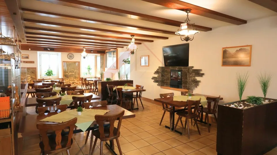 Edificio residenziale e commerciale attraente con ristorante e possibilità di sviluppo a Plaffeien