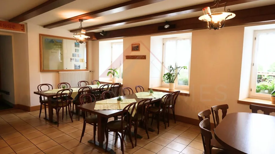 Edificio residenziale e commerciale attraente con ristorante e possibilità di sviluppo a Plaffeien