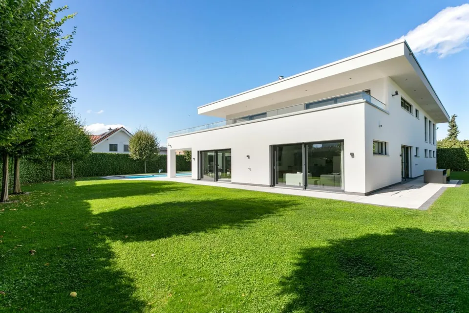 Moderne Luxusvilla mit grosser Tiefgarage