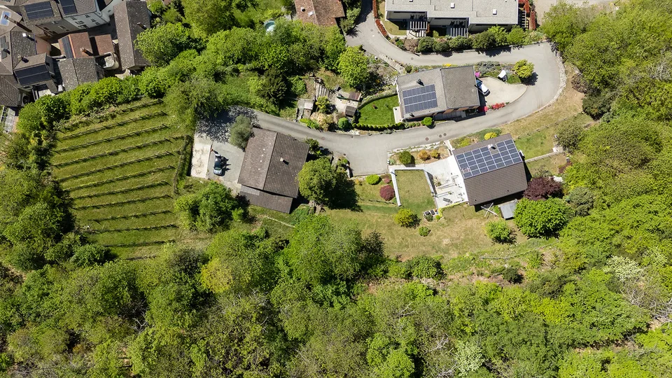 Bauland mit Haus in Hügelposition