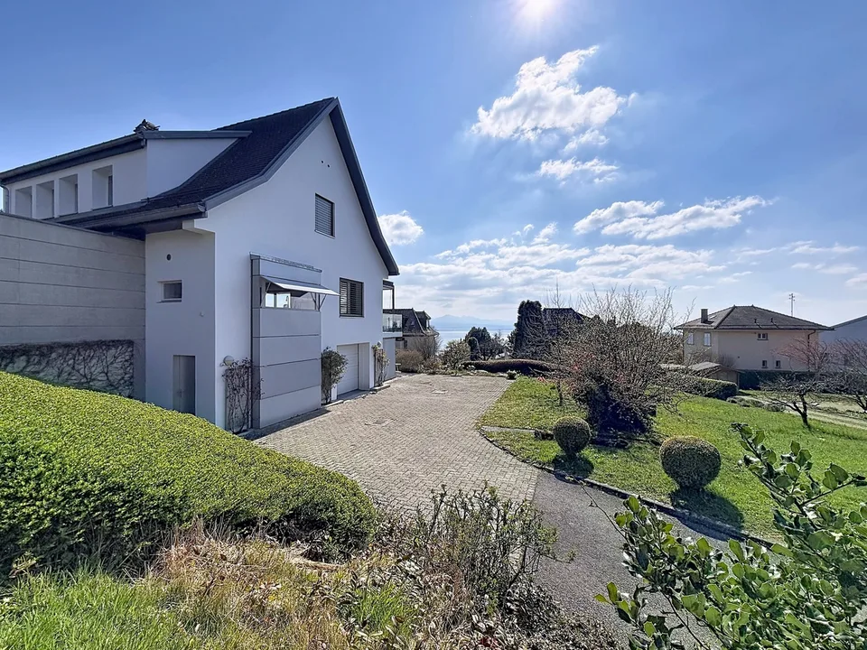 Villa indipendente di 7,5 locali con vista lago