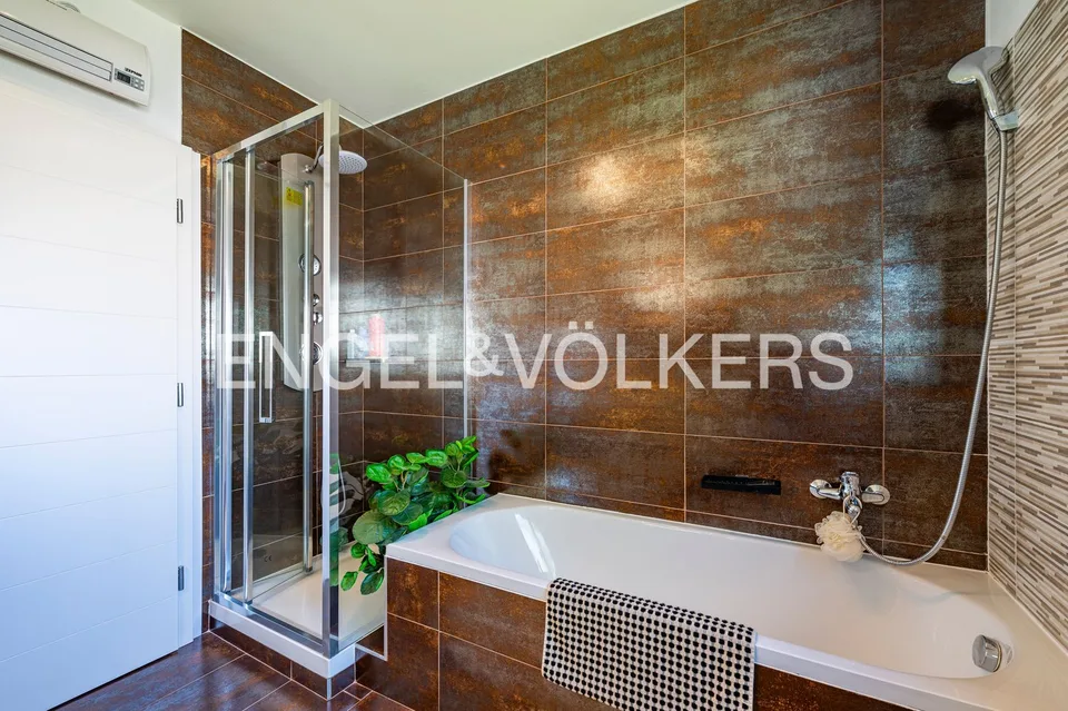 Casa multifamiliare con piscina esterna (62) – foto 10 di 11