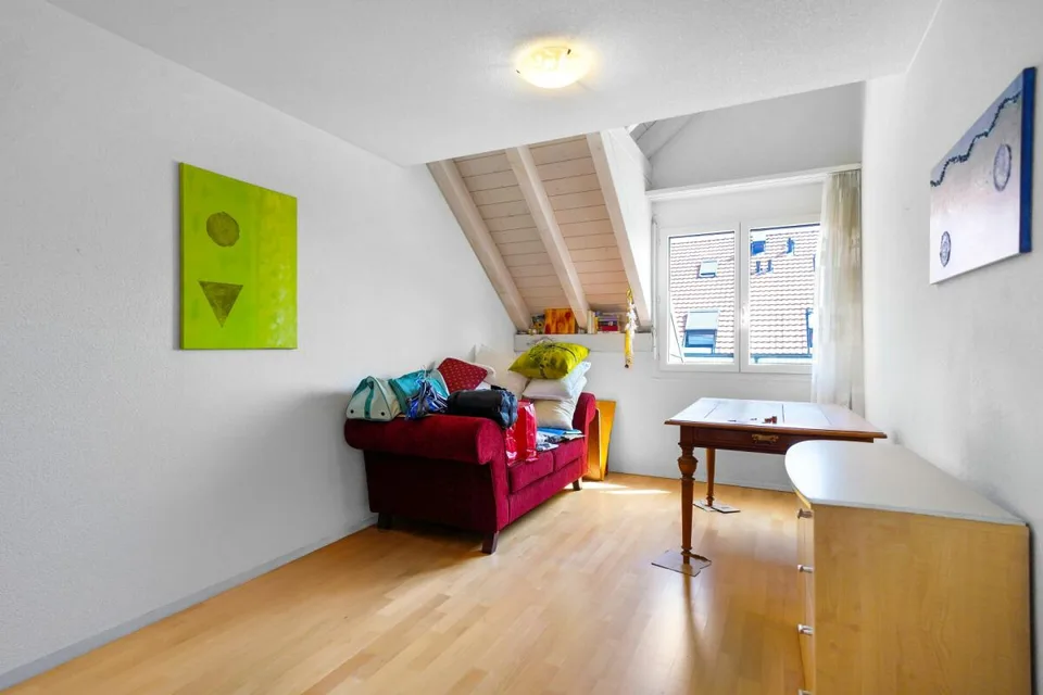 Spacieux appartement de maisonnette 5.5 pièces au cœur de Studen – photo 8 sur 13