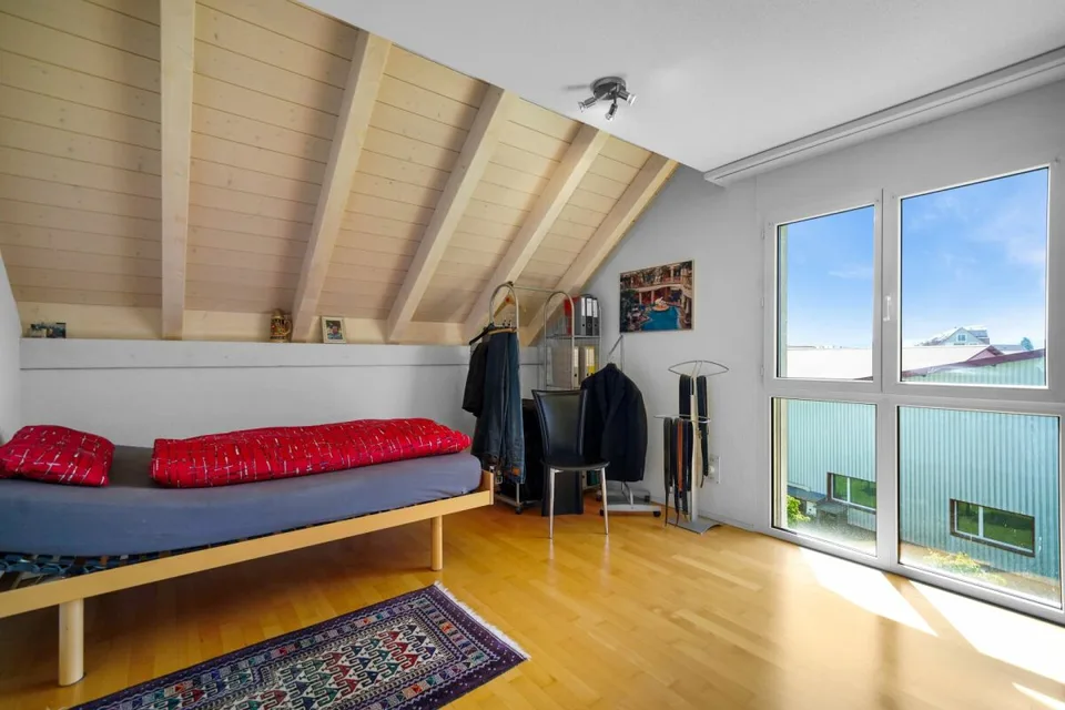 Spacieux appartement de maisonnette 5.5 pièces au cœur de Studen – photo 9 sur 13
