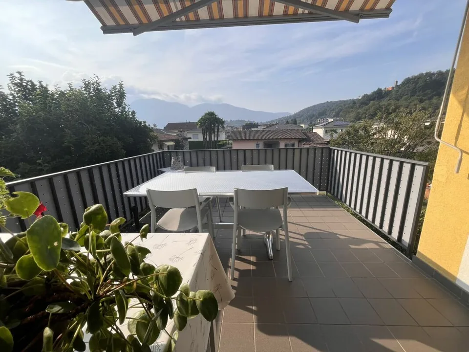 LOSONE - CASA BIFAMILIARE CON GRANDE GIARDINO