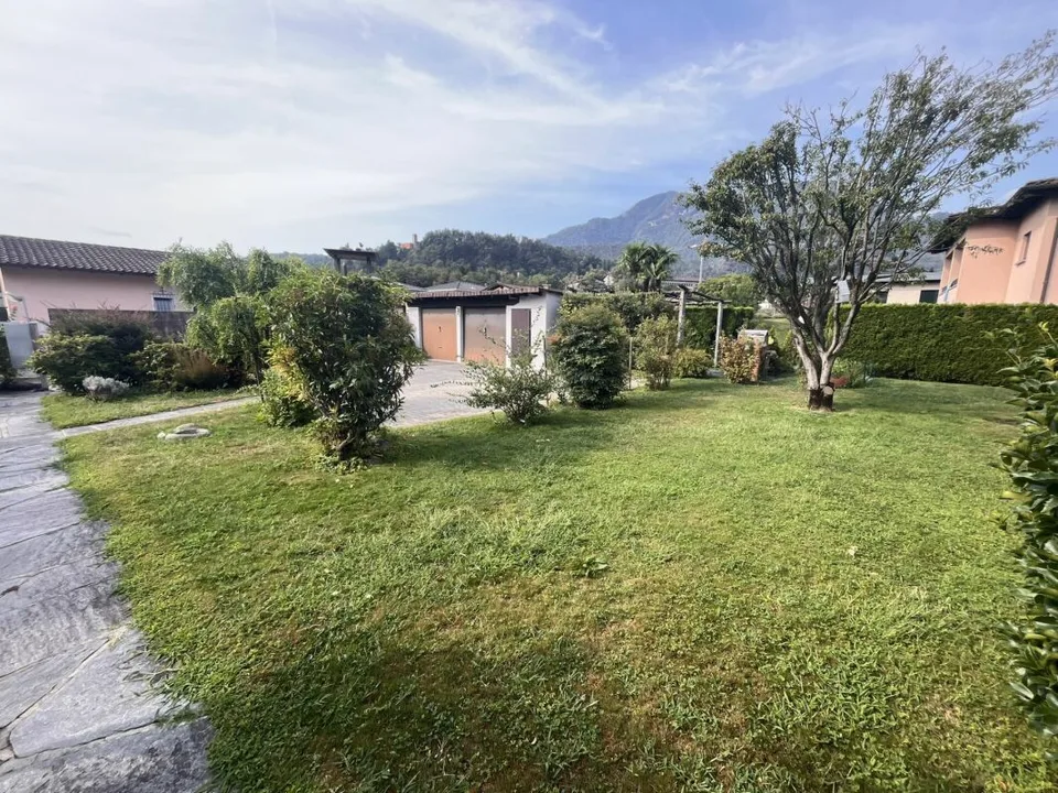LOSONE - CASA BIFAMILIARE CON GRANDE GIARDINO