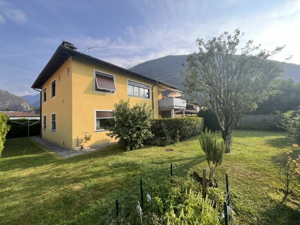 LOSONE - CASA BIFAMILIARE CON GRANDE GIARDINO