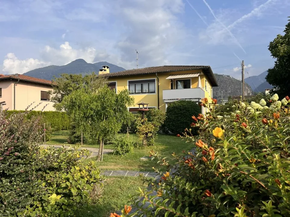 LOSONE - CASA BIFAMILIARE CON GRANDE GIARDINO