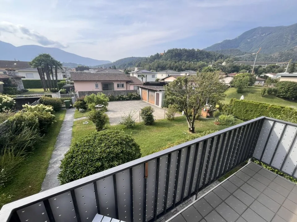 LOSONE - CASA BIFAMILIARE CON GRANDE GIARDINO