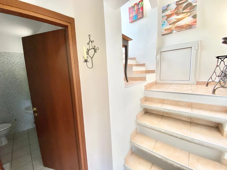 Rustico in posizione tranquilla e molto soleggiata con grande terreno e vista lago – foto 11 di 20