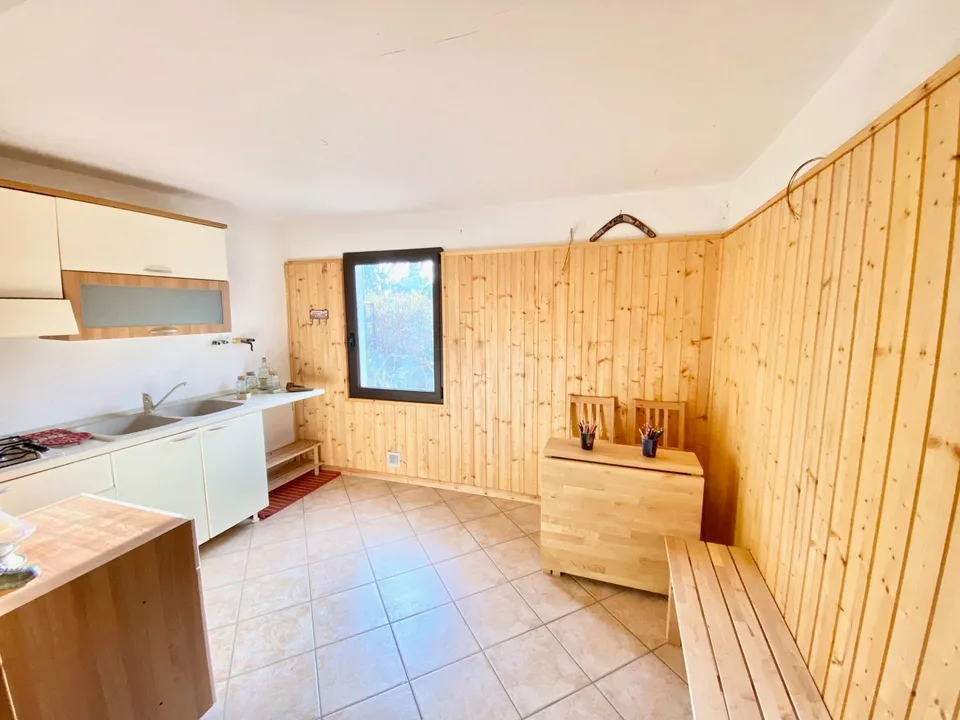 Rustico in posizione tranquilla e molto soleggiata con grande terreno e vista lago