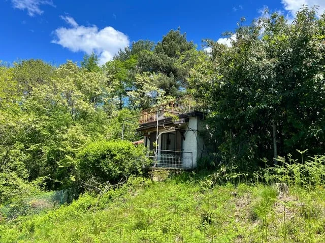 Rustico in posizione tranquilla e molto soleggiata con grande terreno e vista lago – foto 15 di 20