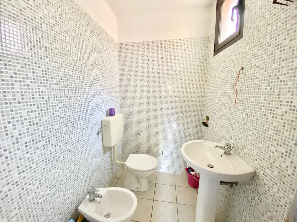 Rustico in posizione tranquilla e molto soleggiata con grande terreno e vista lago – foto 12 di 20