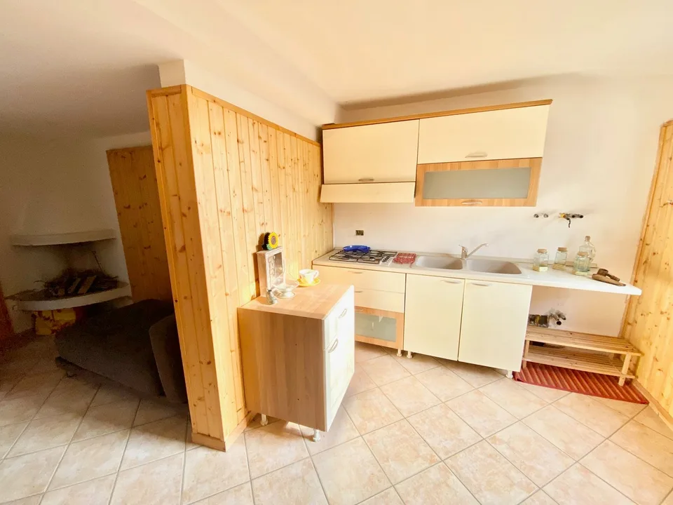 Rustico in posizione tranquilla e molto soleggiata con grande terreno e vista lago