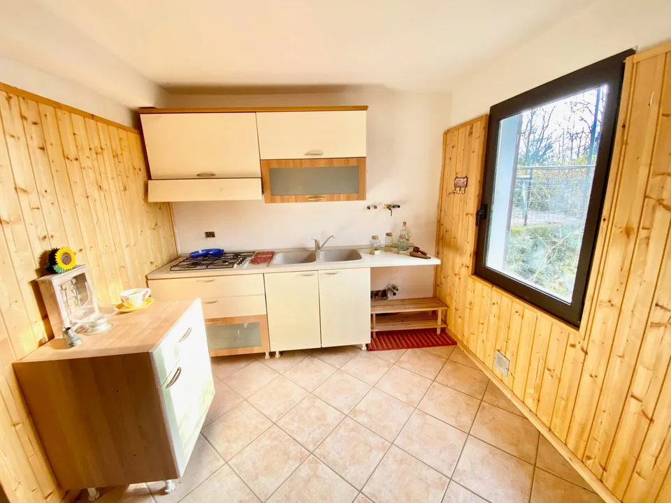Rustico in posizione tranquilla e molto soleggiata con grande terreno e vista lago