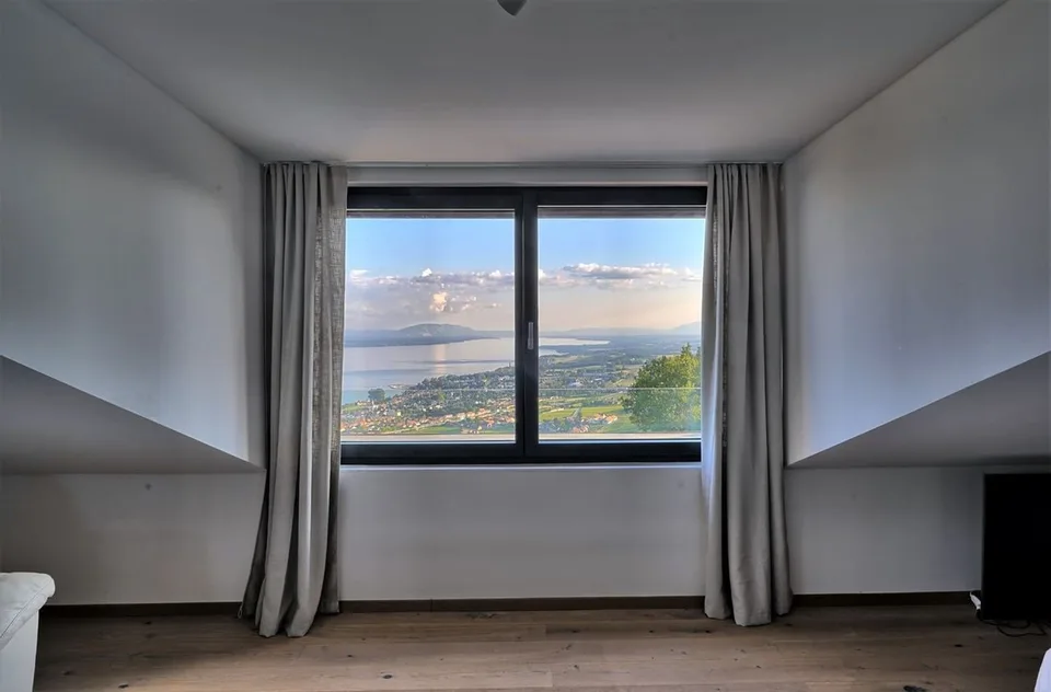 VILLA PANORAMICA ECCEZIONALE CON PISCINA DOMINANTE IL LAGO – foto 10 di 13