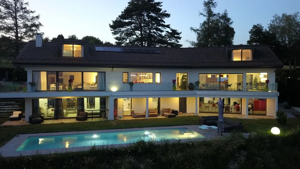 VILLA MIT PANORAMABLICK AUSSERGEWÖHNLICH MIT SCHWIMMBAD ÜBER DEM SEE