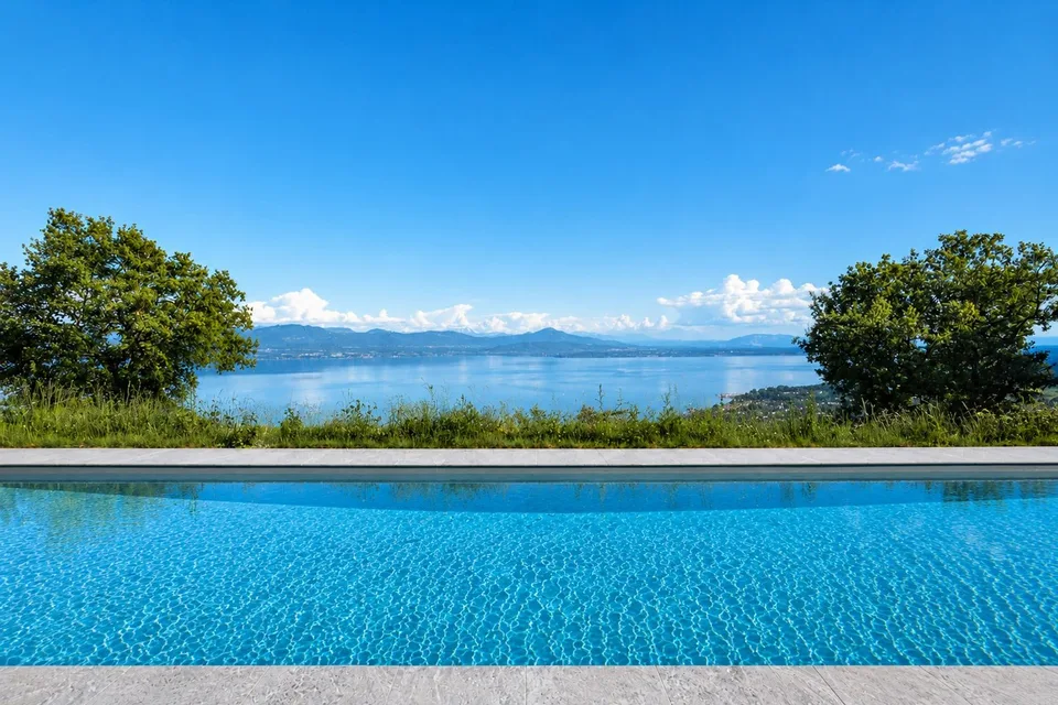 VILLA PANORAMIQUE D EXCEPTION AVEC PISCINE DOMINANT LE LAC