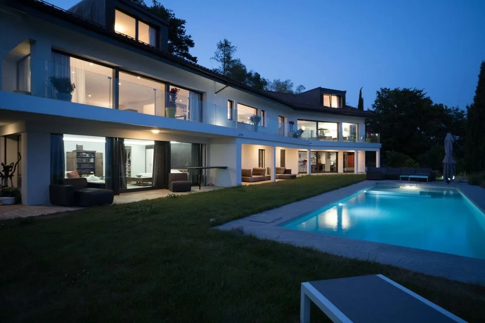 VILLA MIT PANORAMABLICK AUSSERGEWÖHNLICH MIT SCHWIMMBAD ÜBER DEM SEE
