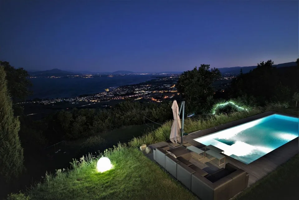 VILLA MIT PANORAMABLICK AUSSERGEWÖHNLICH MIT SCHWIMMBAD ÜBER DEM SEE