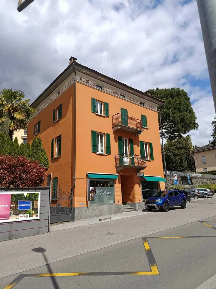 Casa tipica a reddito nel cuore di Muralto - 2 negozi e 3 appartamenti